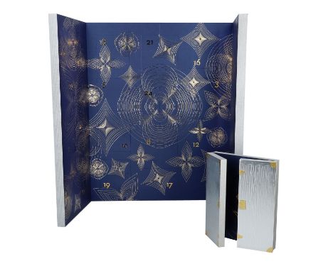 LOUIS VUITTON Adventskalender, Koll.: 2021. Trunk-Design aus Holz in silberfarben mit goldfarbenen Details. Innenraum in Blau