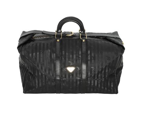 MAISON MOLLERUS VINTAGE Weekender. Modell in Schwarz mit geprägter Logostruktur. Hardware in Goldfarben, Lederdetails in Schw