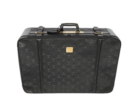 MCM VINTAGE Koffer. Modell in Schwarz mit geprägter Logostruktur. Mit Lederdetails in Schwarz und Hardware in Goldfarben. Mit