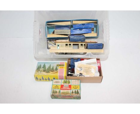 Plastic tray containing various Hornby Dublo items: D1 through station with ramps; 2 x Island platform ramps – no platform; t