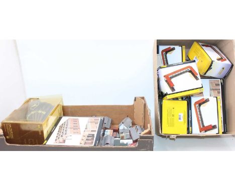 2 trays containing various N Gauge lineside accessories and buildings, some boxed and others loose, mixed brands to include G