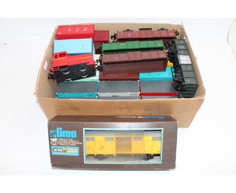 Lima Continental wagons with DB 0-4-0 diesel shunter red with yellow stripe. 4 skeletal container wagons each with three cont