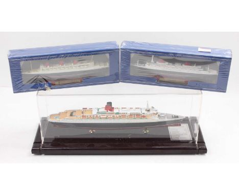 Maritime Replicas 1/771 scale static display model of Queen Elizabeth 2, housed in the original display case with information