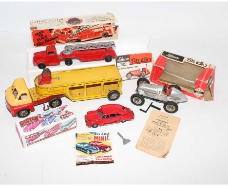 A mixed tray containing Mettoy tinplate and plastic car transporter, Schuco Studio 1050 clockwork racing car with key and ins