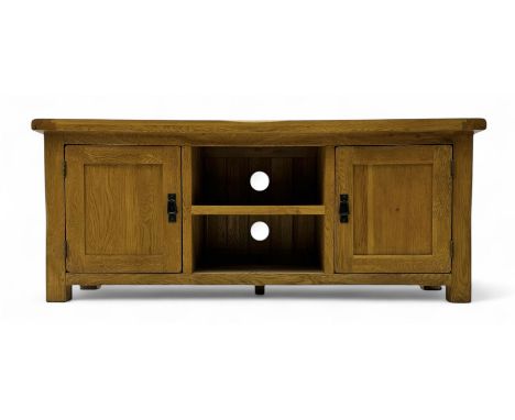 Contemporary oak media unit, rectangular top above an open central section with adjustable shelf, flanked by two panelled cup