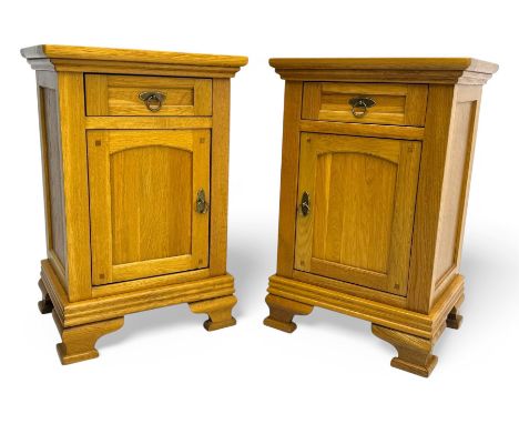 Frank Hudson - contemporary pair of light oak bedside cabinets, each with moulded rectangular top over single drawer above cu