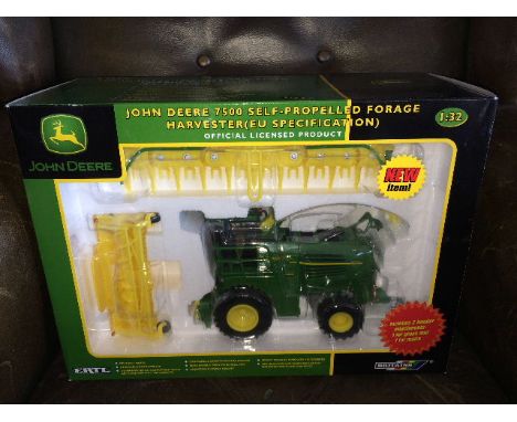 BRITAINS - JOHN DEERE 7500 SELF PROPELLED FORAGE HARVESTER - 2 HEADS (15593) SCALE 1:32