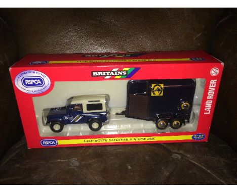 BRITAINS - LANDROVER DEFENDER & HORSE BOX - RSPCA LOGO (40099) 1:32 SCALE