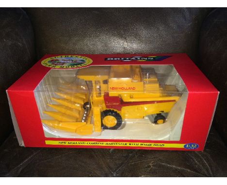 BRITAINS - NEW HOLLAND COMBINE WITH MAIZE HEAD TR85 (9571) SCALE 1:32