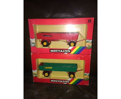 BRITAINS - 8 WHEELED TRAILER - GREEN (9558) & BRITAINS - MASSEY FERGUSON 4 WHEELED TRAILER (9567) BOTH 1:32 SCALE