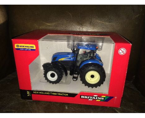 BRITAINS - NEW HOLLAND T7060 - NH AGRIC LOGO - (42301) 1:32 SCALE