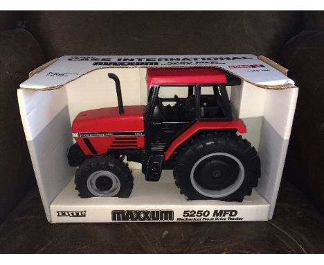 ERTL - CASE INTERNATIONAL 5250 MFD MAXXUM (676) SCALE 1:16