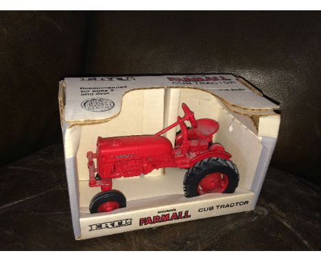 ERTL - FARMALL CUB (689) SCALE 1:16