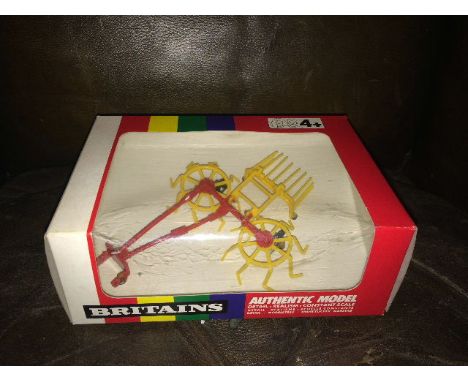 BRITAINS - ROTARY TEDDER - RED/YELLOW (9538) 1:32 SCALE