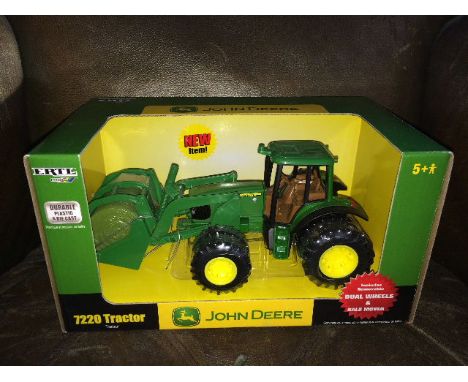 BRITAINS - JOHN DEERE 7220 REMOVABLE WHEELS (DUALS) & BALE MOVER (15813) SCALE 1:32