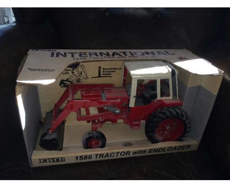 ERTL - INTERNATIONAL 1586 WITH LOADER (416) SCALE 1:16