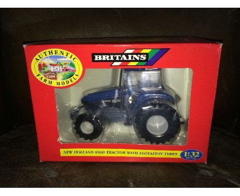 BRITAINS - NEW HOLLAND 8560 WITH FLOTATIONS (9444) 1:32 SCALE