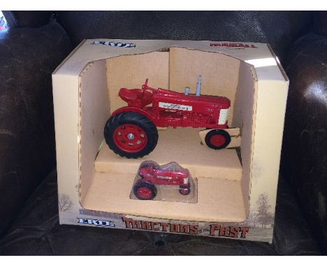 ERTL - FARMALL 350 - "TRACTORS OF THE PAST" - SET (630) SCALE 1:16