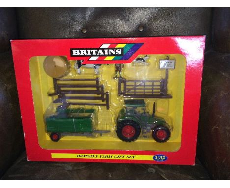 BRITAINS - FARMYARD GIFT SET - TRACTOR, TIPPING TRAILER, BULL, FARMER, DOG & BALE (40841) 1:32 SCALE