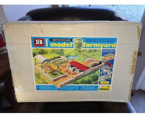 BRITAINS - MODEL FARMYARD PLAYBASE - (1970) (4711) SCALE 1:32