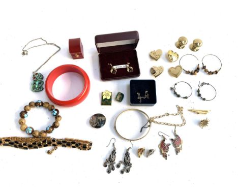 A mixed lot of jewellery to include 9ct gold plated bangle; Niello silver brooch; boxed earrings etc 