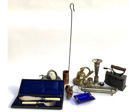 A mixed lot of metal items to include brass bell, copper pitcher marked sherry, metal stirrup cups, cased fish slice and fork