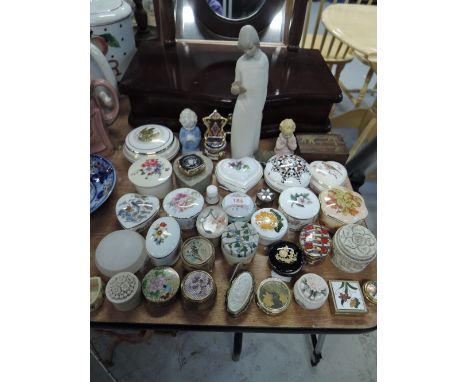A selection of jewellery and similar trinket cases