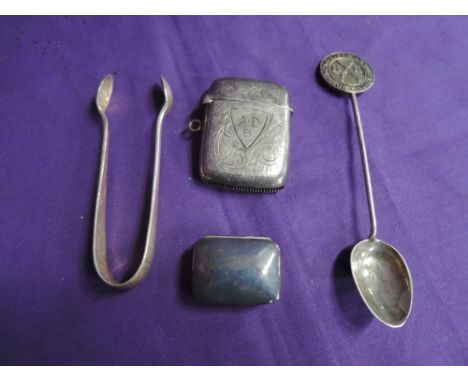 A small selectio of HM silver including an Edwardian vesta, pair of small sugar nips, small patch box of plain form and a sov