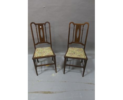 A PAIR OF EDWARDIAN MAHOGANY AND MARQUETRY INLAID SIDE CHAIRS, rectanguler open backs with oval pierced splat flanked by ring