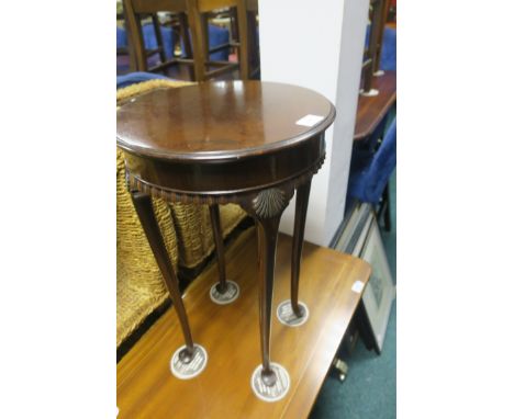 A CHIPPENDALE STYLE MAHOGANY OCCASIONAL TABLE, the circular top with gadrooned rim and shell carving raised on slender cabrio