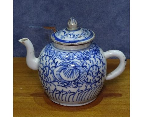 Antique Chinese porcelain teapot with painted decoration, height 10.5cm 