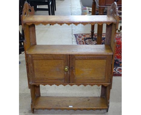 An Edwardian oak hanging shelf unit with 2 panelled doors, W58cm, H80cm 