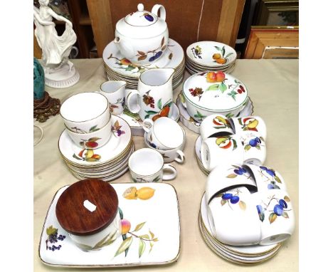 Royal Worcester Evesham pattern tea and dinnerware, including teapot and casserole dish 