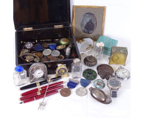 Various collectables, including Parker 17 fountain pen, silver-topped jars, Zenith alarm clock, unmarked yellow metal ring et