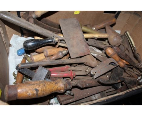A TRAY OF VINTAGE HANDTOOLS