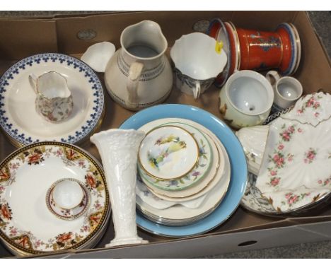 A TRAY OF ASSORTED CERAMICS TO INCLUDE WEDGWOOD, SPODE, MINTON ETC