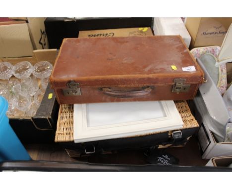 A WICKER HAMPER BASKET (EMPTY), TOGETHER WITH A VINTAGE LEATHER SUITCASE 