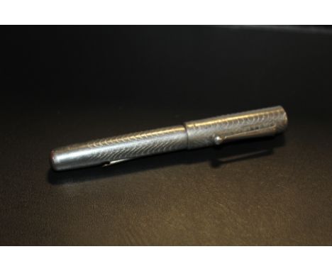 A VINTAGE FOUNTAIN PEN WITH 14K GOLD NIB 