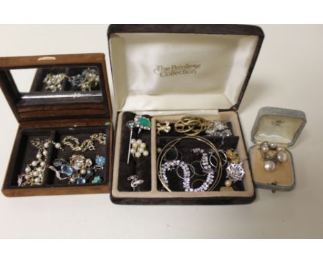 TWO BOXES OF ASSORTED VINTAGE JEWELLERY TO INCLUDE A BROOCH, RINGS ETC. 