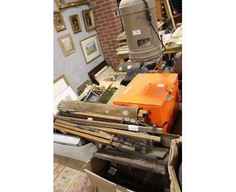 A LARGE QUANTITY OF ASSORTED ANTIQUE AND VINTAGE CAMERAS AND ACCESSORIES TO INCLUDE WOODEN TRIPODS, GNOME DELTA, AGFA FAMILY 