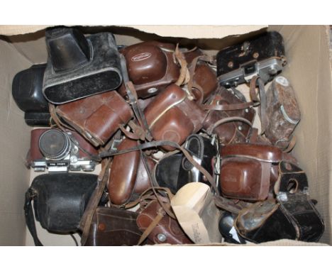 A LARGE QUANTITY OF VINTAGE CAMERAS TO INCLUDE YASHICA, VOIGHANDER AND HANIMEX EXAMPLES 