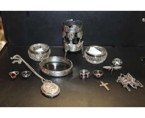 A COLLECTION OF ASSORTED SILVER JEWELLERY ETC. TO INCLUDE A BANGLE, DRESS RINGS, OVAL LOCKET ETC. 