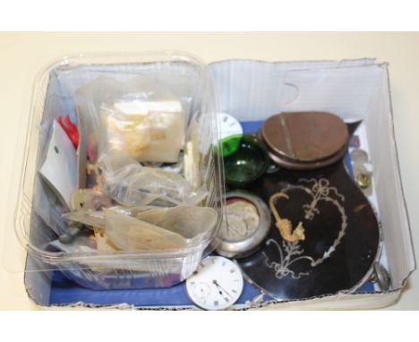 A BOX OF COLLECTABLES TO INCLUDE A SNUFF BOX 