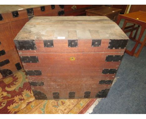 AN ANTIQUE OAK BANDED TWIN HANDLED SILVER TRUNK WITH FITTED INTERIOR - H 61 CM, W 58 CM - EX CHILLINGTON HALL, BREWOOD