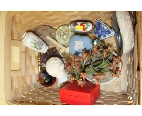 A BASKET OF CERAMICS AND COLLECTABLES TO INCLUDE A GEMSTONE TREE, JASPERWARE TRINKET POT ETC. 