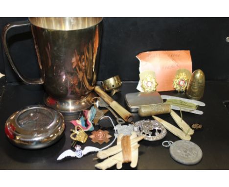 A BAG OF COLLECTABLES TO INCLUDE A WWI MEDAL, SWAGGER STICK TOPPER, BADGES ETC. 