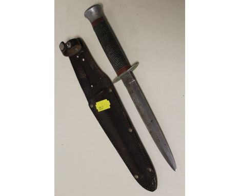 A VINTAGE COMMANDO STYLE DAGGER MARKED WILLIAM ROGERS IN SHEATH 