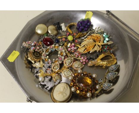 A COLLECTION OF VINTAGE BROOCHES 