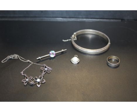 A BAG OF SILVER JEWELLERY TO INCLUDE A BANGLE, BROOCH ETC. 