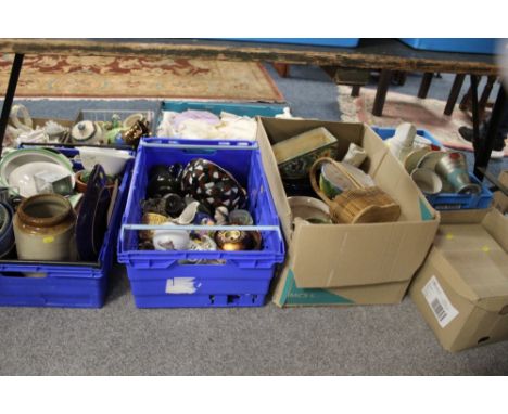 A LARGE QUANTITY OF ASSORTED CERAMICS AND SUNDRIES TO INCLUDE CERAMIC PLANTERS, VINTAGE LINEN, KITCHENALIA, STONEWARE ETC. (8